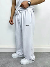 Load image into Gallery viewer, 🔥Vintage *PREMIUM* RARE 2025 Baggy Nike Joggers
